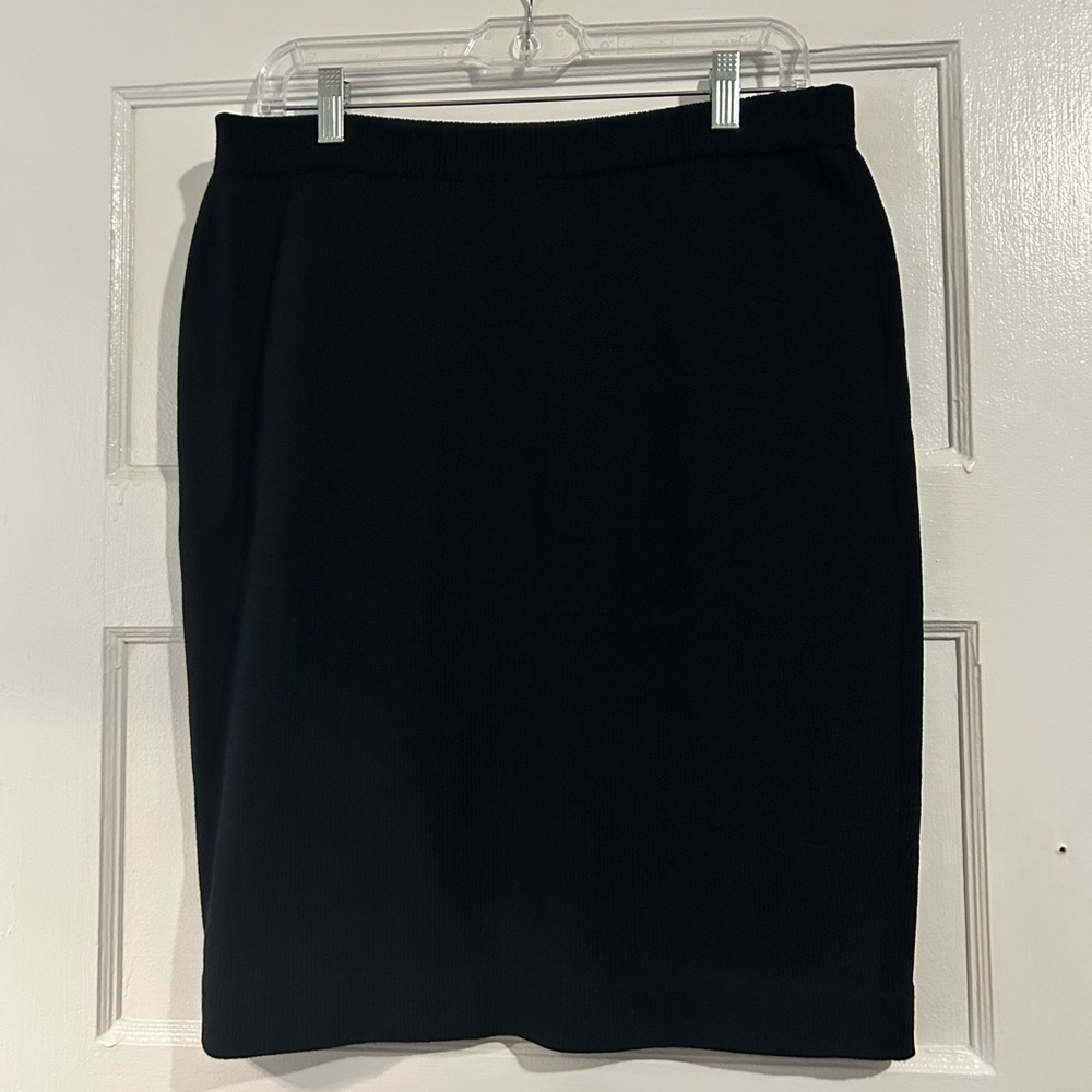 St. John Elegant Black Pencil Skirt